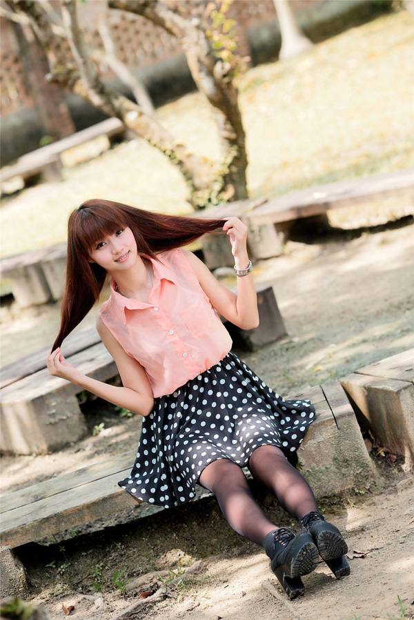 粉嫩美女希希可爱迷人户外写真
