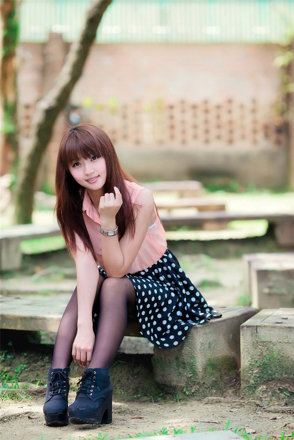 粉嫩美女希希可爱迷人户外写真