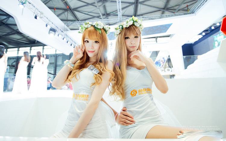 大眼睛性感美女诠释啥叫女神范