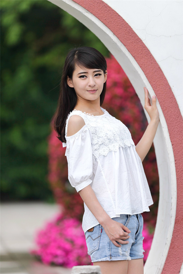 美女迷人酥胸清纯写真