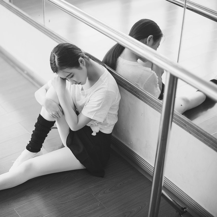 舞女的的孤独与无奈