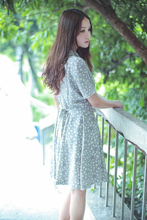 唯美少女体会夏日的宁静