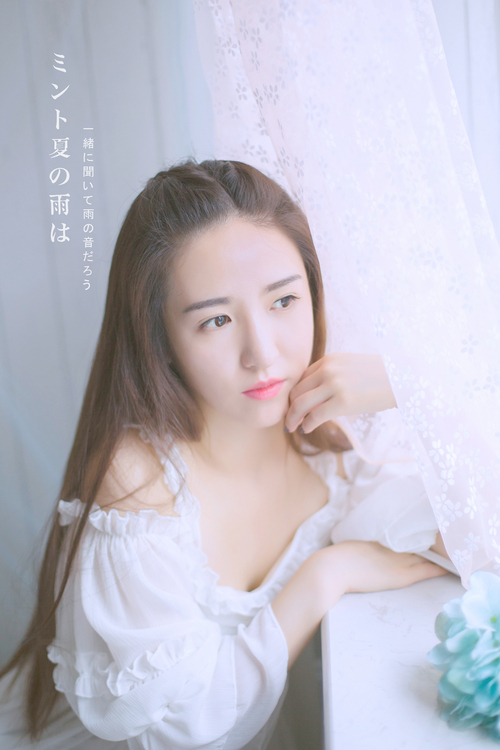 依偎在窗帘后面的少女