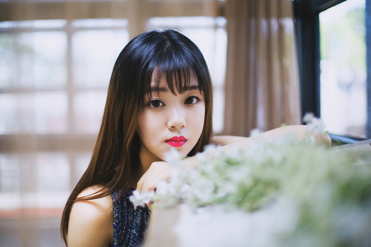 艳丽红唇的甜美校花