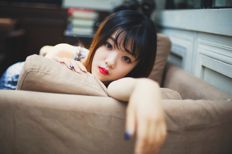 艳丽红唇的甜美校花