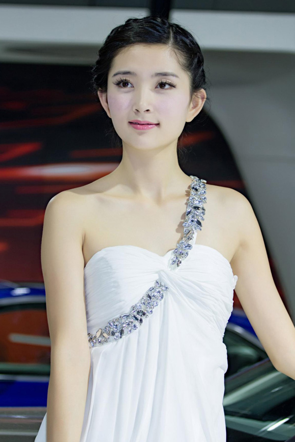 美女车模低胸迷人写真
