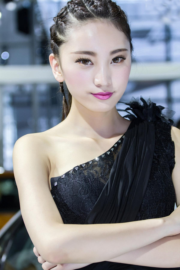 美女车模低胸迷人写真