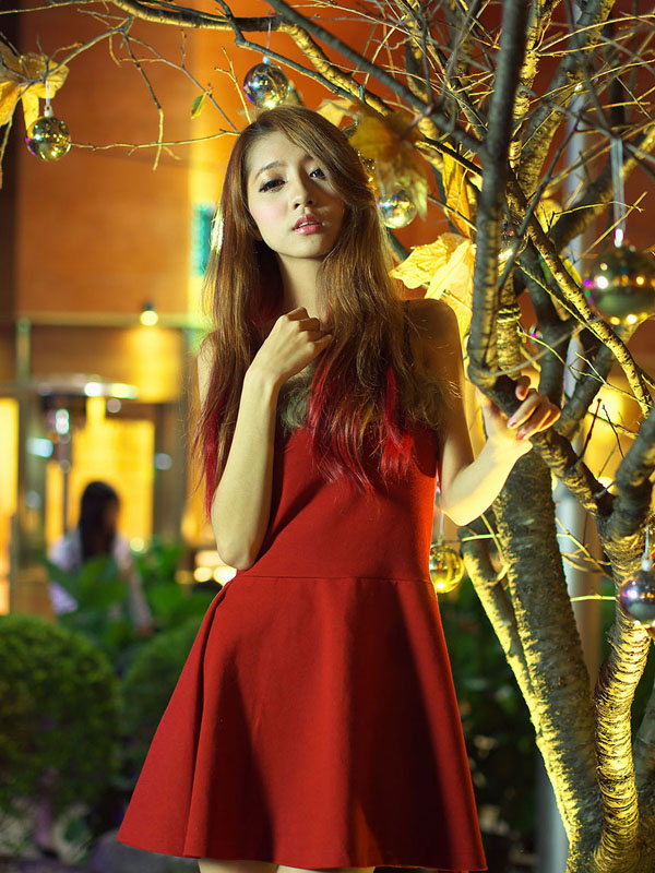迷人夜色之红裙美女