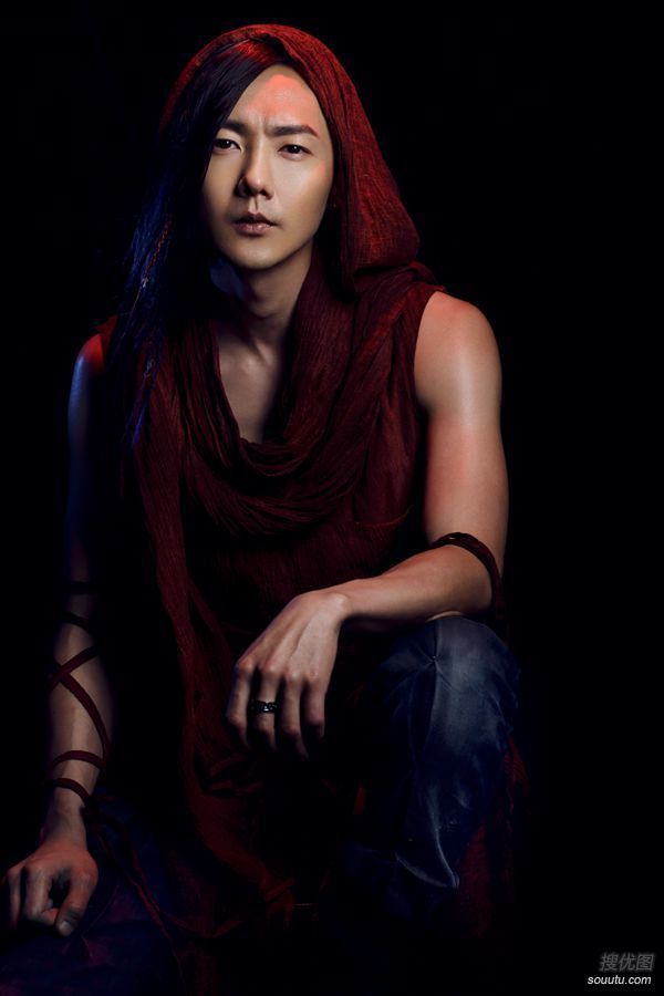 黄义达“I’m Yida“宣传写真-红布盖头缠身眼神迷人