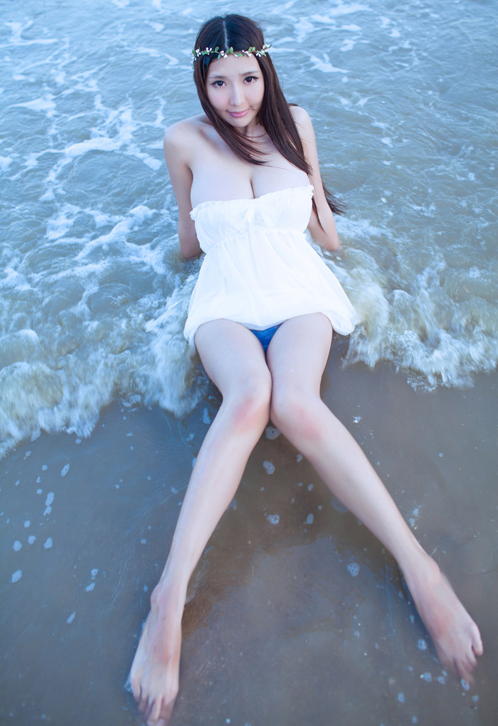 花环女神三亚海边巨乳写真拍摄