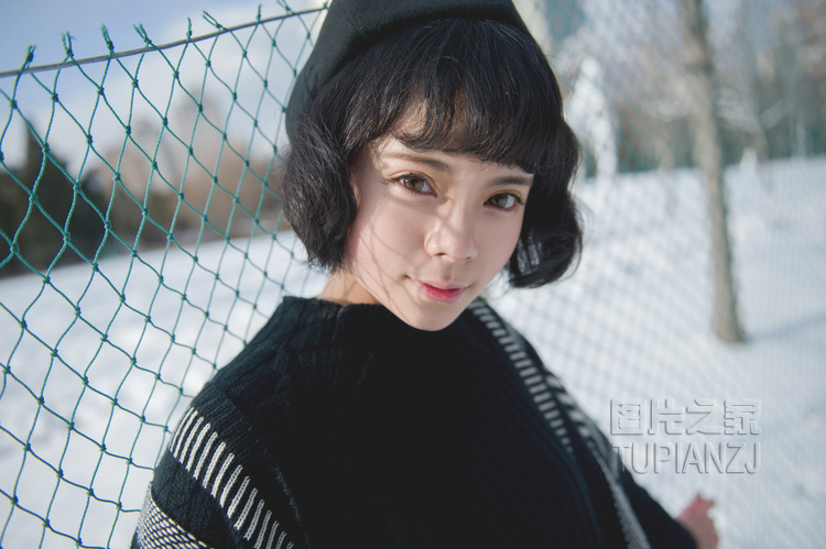 雪地里的清新少女 展甜美浅笑