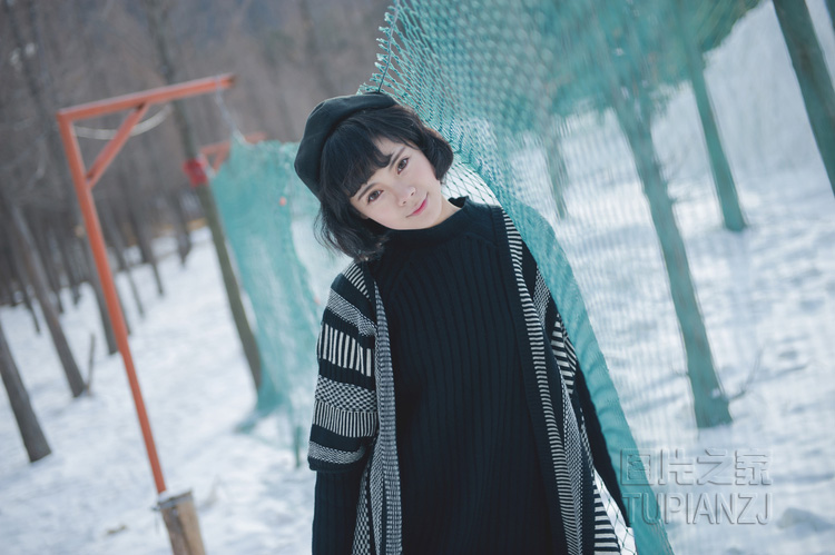 雪地里的清新少女 展甜美浅笑
