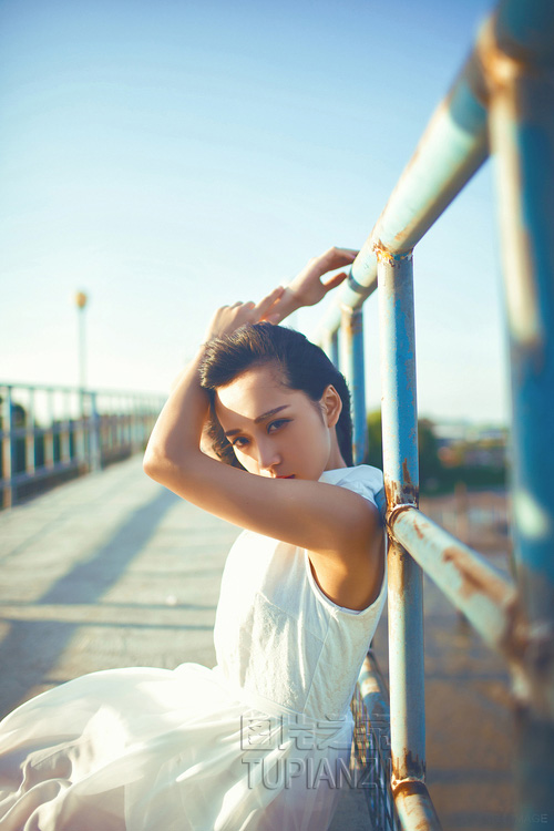 白裙女孩海边甜美照 淡雅清新