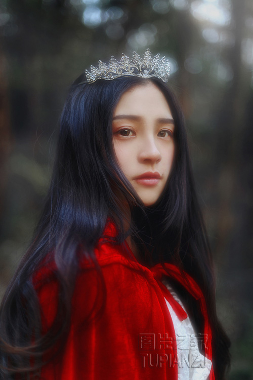 火红少女林中写真 恬淡迷人