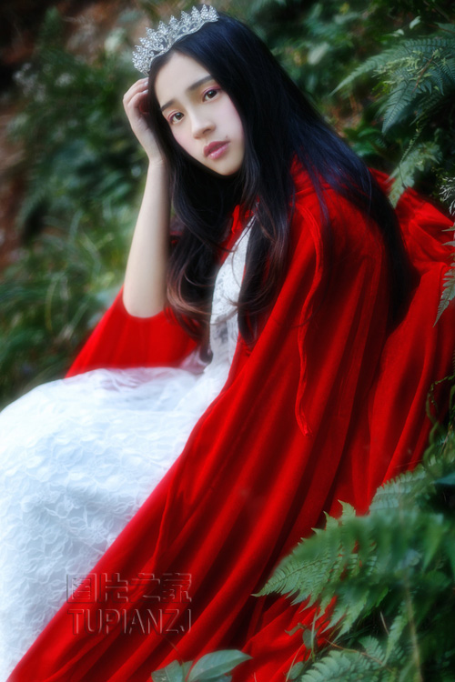 火红少女林中写真 恬淡迷人