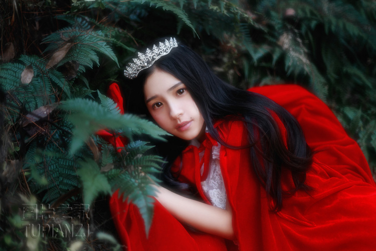 火红少女林中写真 恬淡迷人