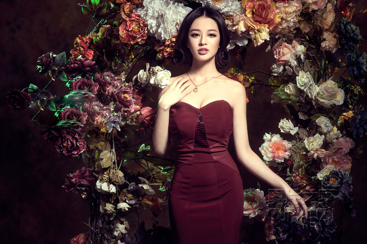 时尚少女甜美风 现身花海展诱人笑容