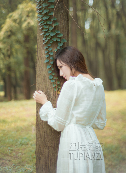 文静女孩户外生活照 粗大辫子文艺范