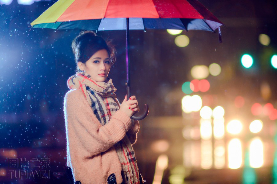 少女雨中浪漫写真照 甜美装扮清纯可人