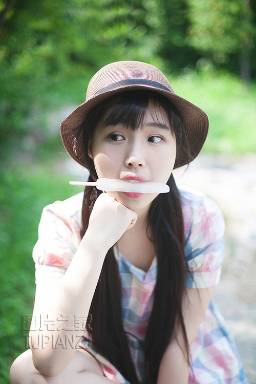 草地上的女孩 甜美俏皮惹人爱