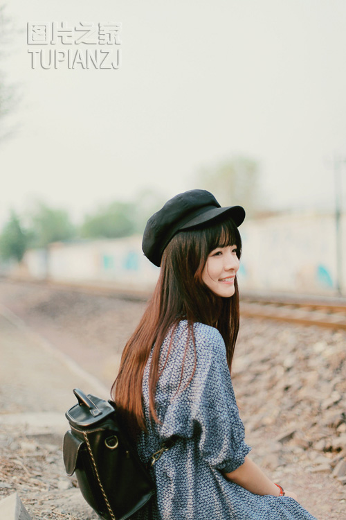 火车道上的清纯女孩 展温暖笑容