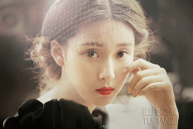复古风少女图片 一模红唇显妩媚