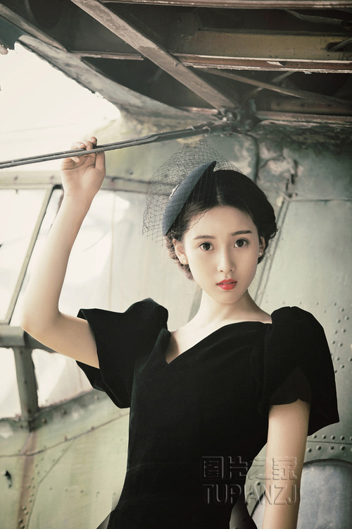 复古风少女图片 一模红唇显妩媚