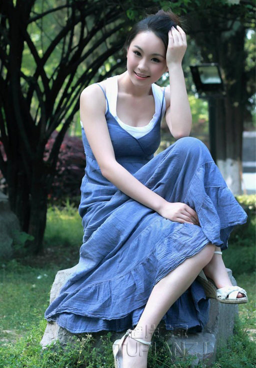 蓝衣女孩甜美清纯照 低头浅笑甚是可爱