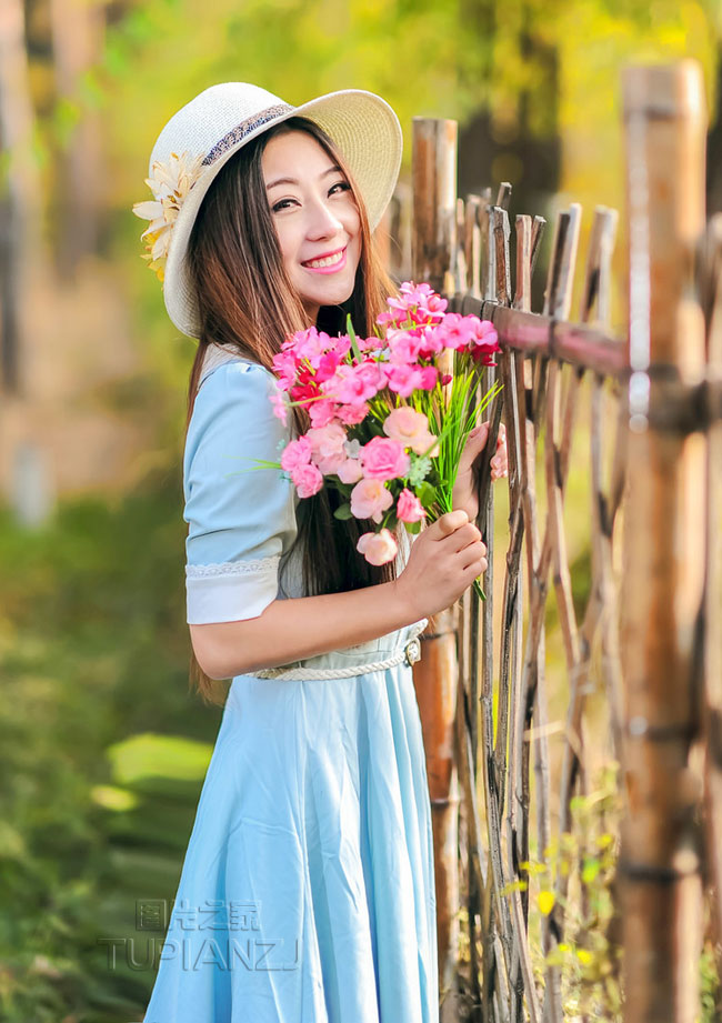 篱笆外的女孩 手拿鲜花清纯照