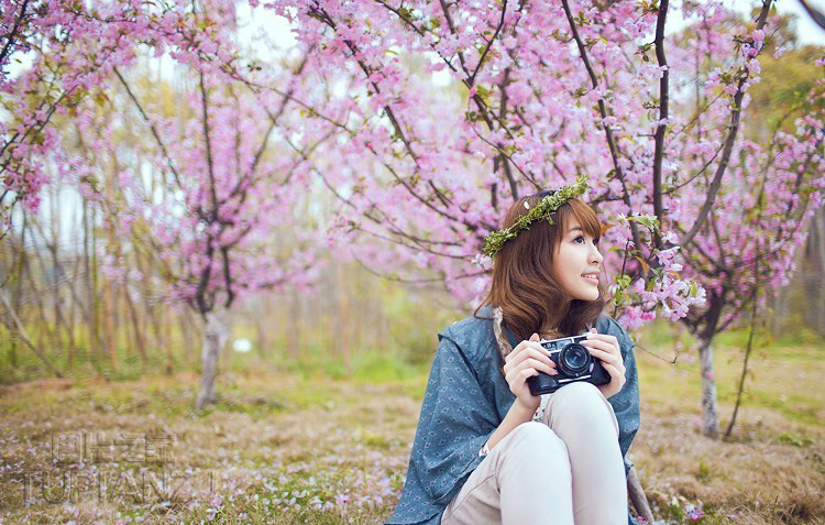 女孩桃花林中唯美自拍图片