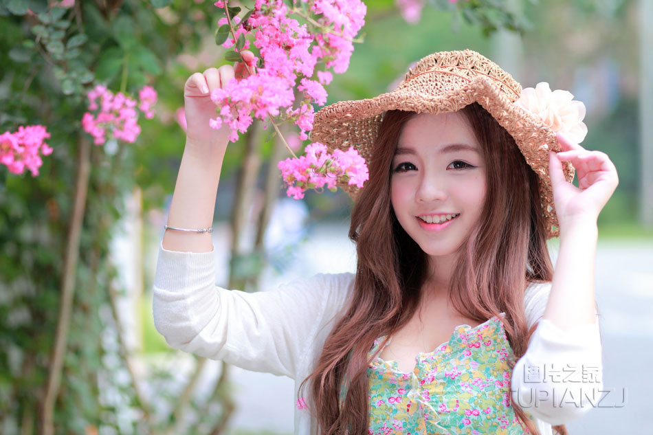 清纯桃花MM 花海中甜美照