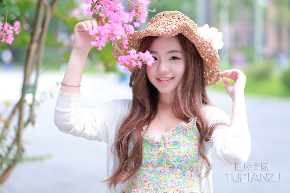 清纯桃花MM 花海中甜美照