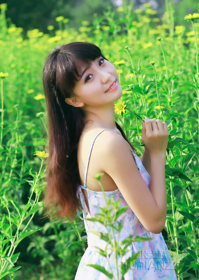 向阳花里的清纯MM 花短裙甜美可爱