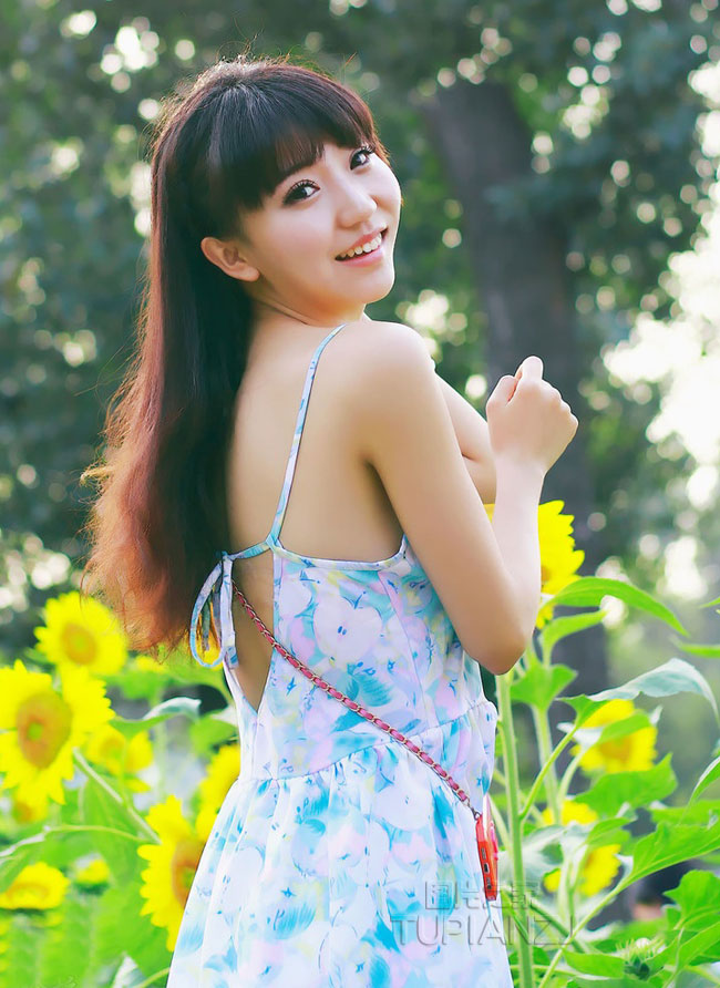 向阳花里的清纯MM 花短裙甜美可爱