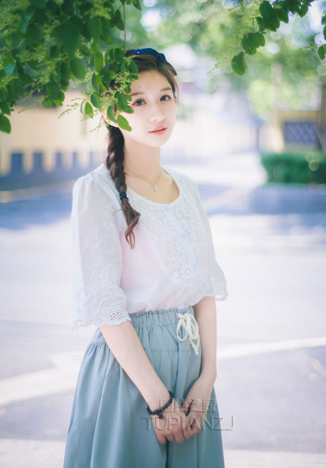 清纯天么佳人 白裙红唇美不甚收