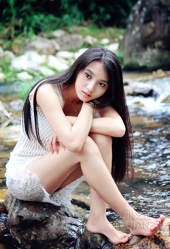 清纯戏水女孩照 甜美活泼