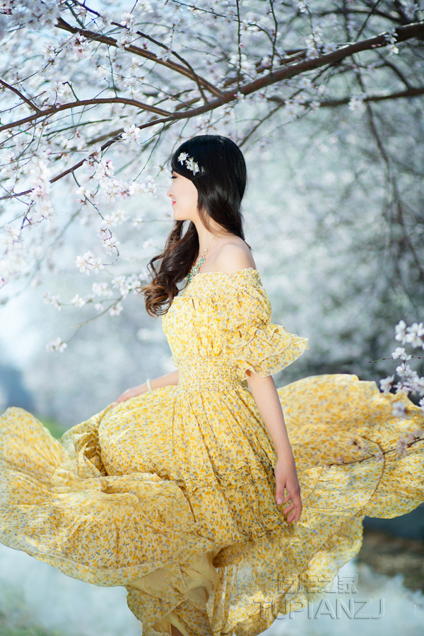 清纯黄衣长裙少女图片 裙角飞扬纯净绝美