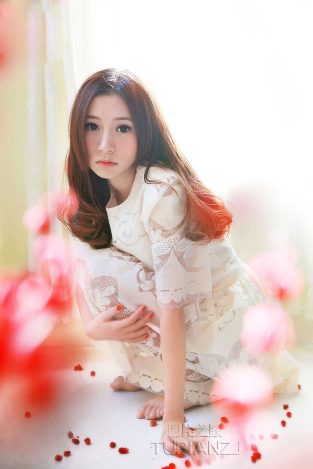 花枝少女清纯动人写真图片