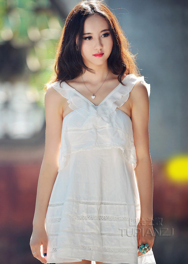 着妆清纯美女萝莉照 红唇短裙甜美可爱
