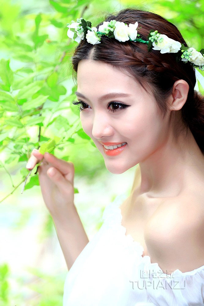 奏乐清纯女孩照片 手拿葫芦丝轻轻唱响