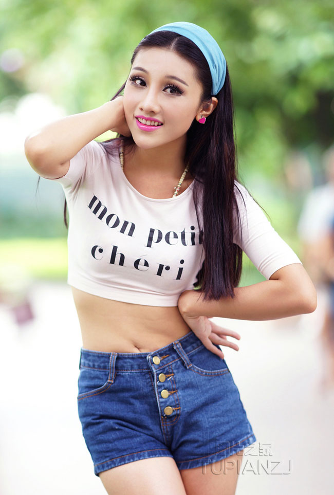 活泼清纯女孩 小露蛮腰性感可爱