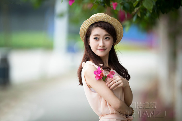 超萌妹子清纯照 粉色长裙甜美迷人