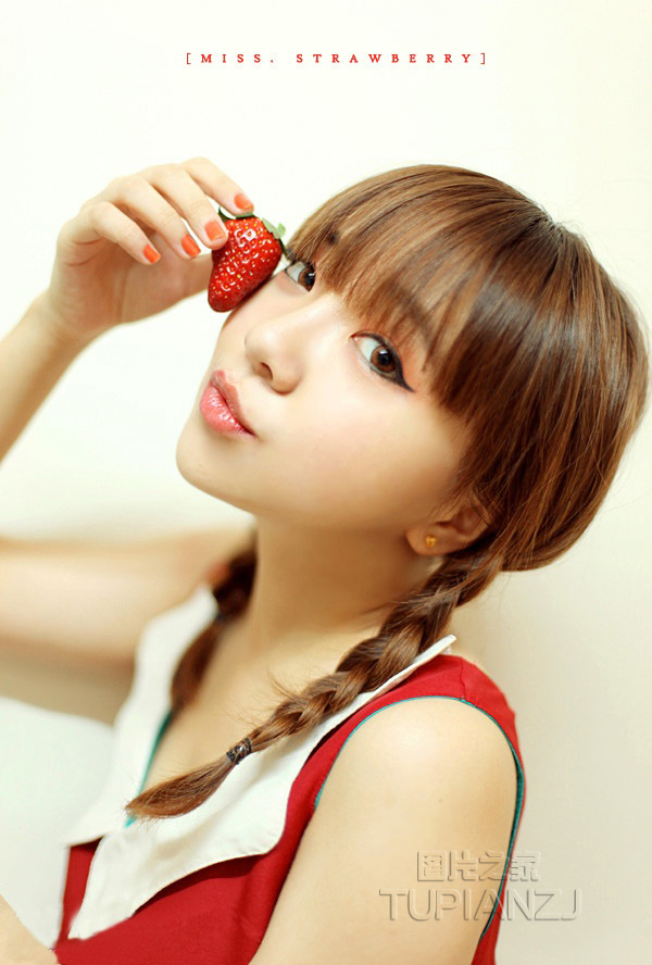90后清纯水果女孩 手拿草莓甜美可爱