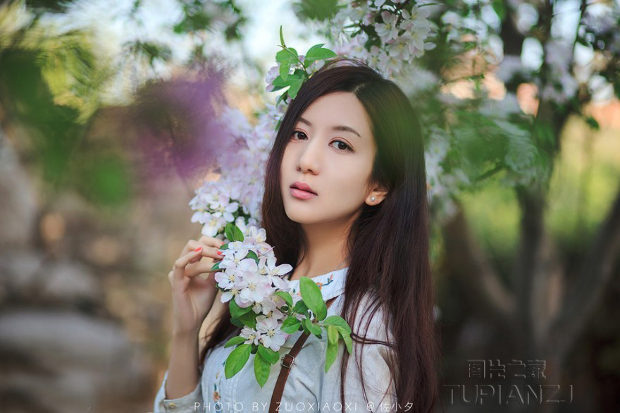 清纯素雅小美女 百花丛中一点红