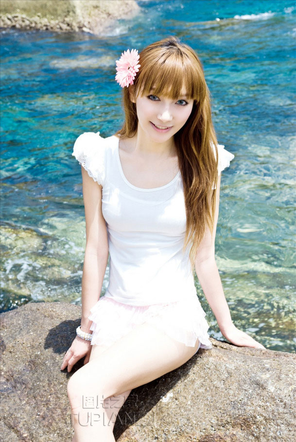 海边上的清纯女孩 白色短裙靓丽迷人