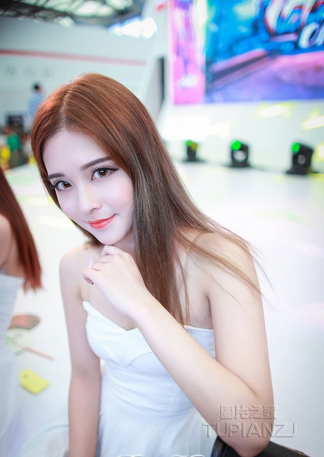 90后公主般清纯美女 甜美的让人喜爱