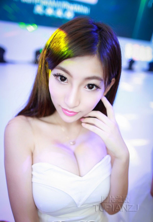 90后公主般清纯美女 甜美的让人喜爱