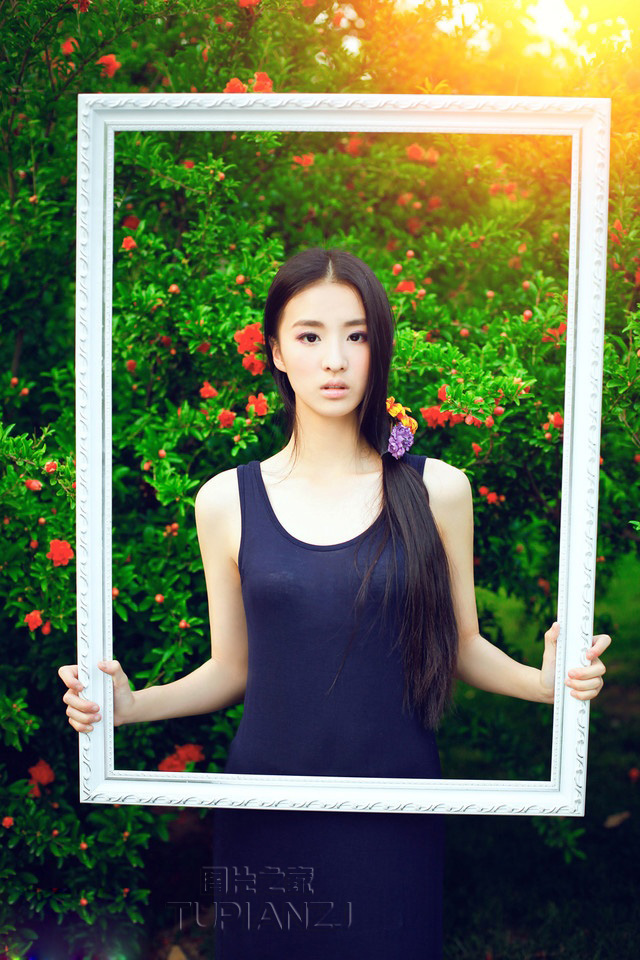 画框中的清纯妹子 丛林中唯美写真图片