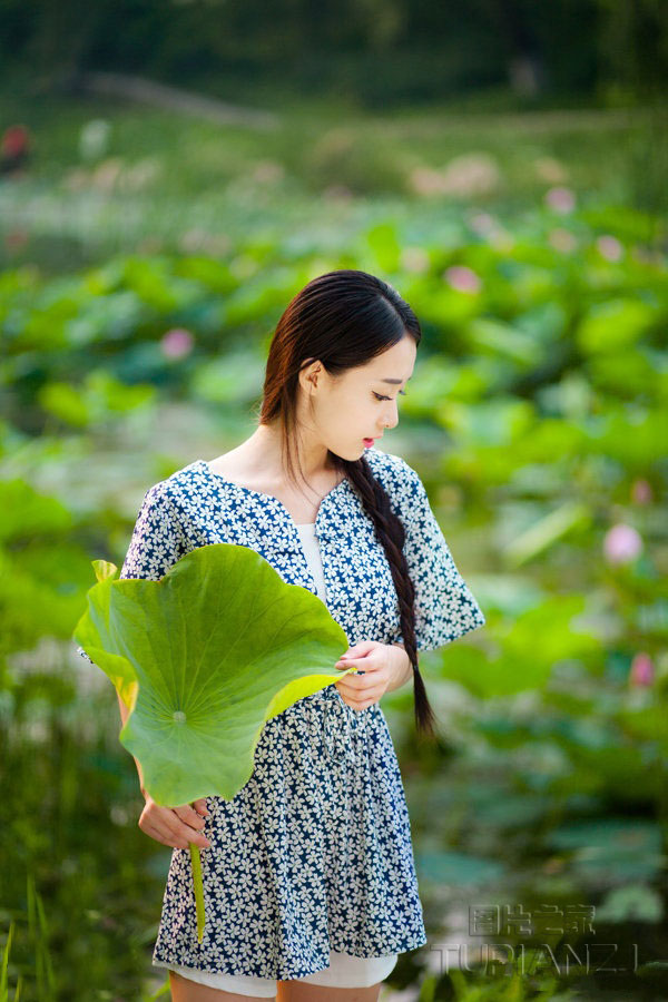 清纯池塘边的邻家小妹 清纯甜美