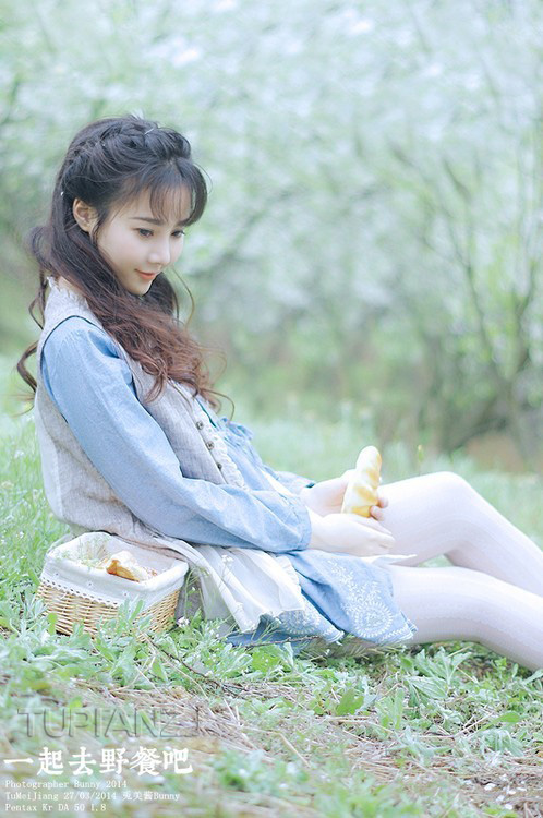 面包女孩清纯照 唯美怡人林中聚餐